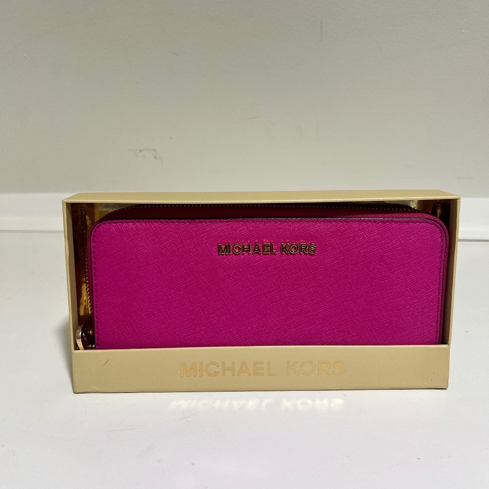 Michael Kors Jet Set Travel full-zip Wallet